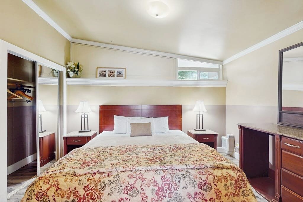 Iron/ironing board, Internet, bed sheets