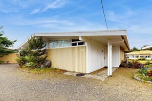 Exterior - Coastal pool view condo with shared hot tub & beach trail access, dog-friendly (Copalis Beach)