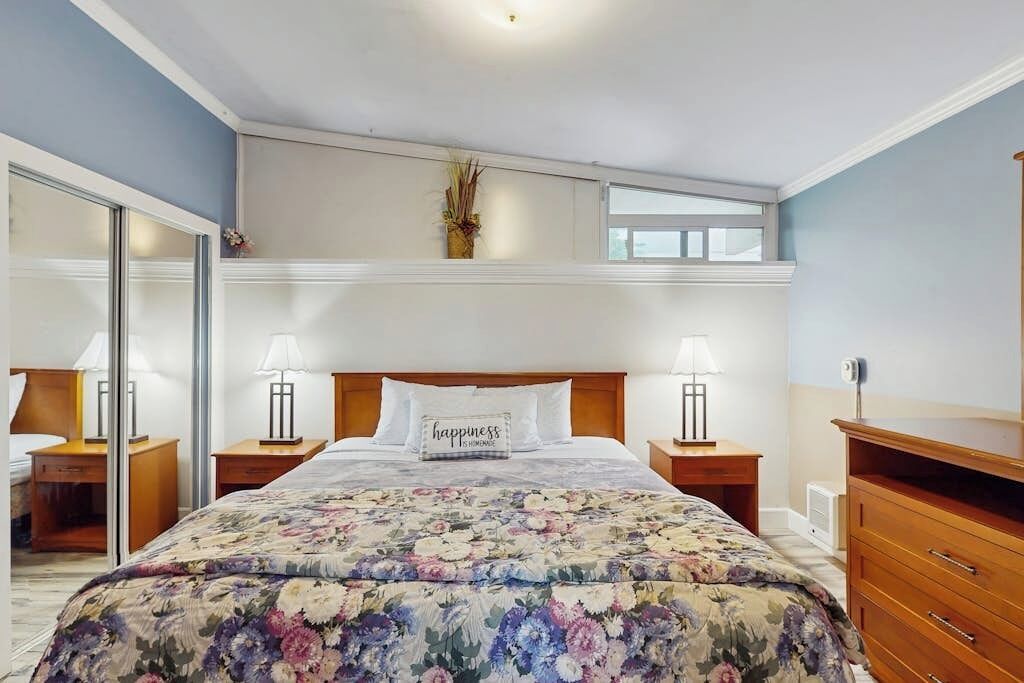 Iron/ironing board, Internet, bed sheets