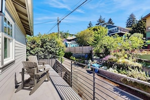 Property grounds - Light-filled house with private deck, fast downtown access, free street parking (Seattle)
