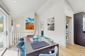 Dining - Light-filled house with private deck, fast downtown access, free street parking (Seattle)