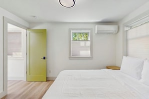 Iron/ironing board, Internet, bed sheets - Light-filled house with private deck, fast downtown access, free street parking (Seattle)