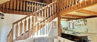 Charming cabin with partial lake view, private hot tub and music room