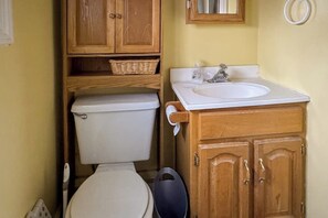 Bathroom - Traditional Centrally Located Cottage...walk to downtown and beaches (York)