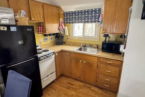 Private kitchen - Traditional Centrally Located Cottage...walk to downtown and beaches (York)