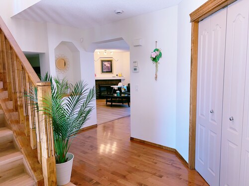 Modern 3BR Panorama Home | Garage | Near YYC