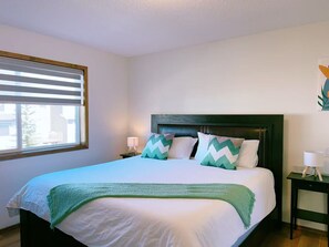 Room - Modern 3BR Panorama Home | Garage | Near YYC (Calgary)