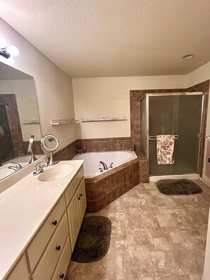 Bathroom - Luxury Golf Course Chalet Near World Cup Matches Airport and Legends, Sleeps 6+ (Basehor)