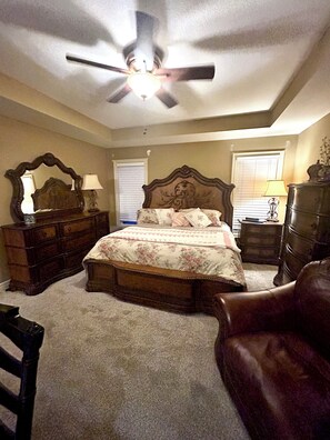 Room - Luxury Golf Course Chalet Near World Cup Matches Airport and Legends, Sleeps 6+ (Basehor)