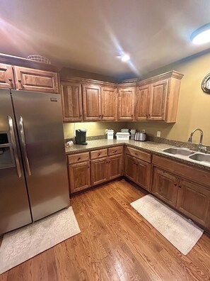 Private kitchen - Luxury Golf Course Chalet Near World Cup Matches Airport and Legends, Sleeps 6+ (Basehor)