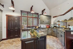 Fridge, microwave, oven, stovetop - Conveniently located home w/ full kitchen, w/d, deck & near lake (Kalispell)