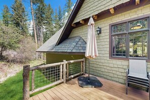 Terrace/patio - Conveniently located home w/ full kitchen, w/d, deck & near lake (Kalispell)