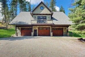 Exterior - Conveniently located home w/ full kitchen, w/d, deck & near lake (Kalispell)