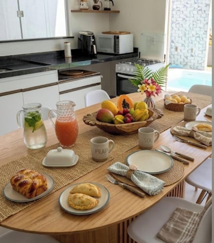 Beach house in Barra de Jacuípe, 5 bedrooms, ideal for families, near Praia do Forte.