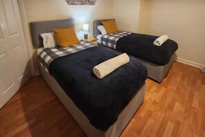 1 bedroom, free WiFi, bed sheets - Comfy 3-bed House - Sleeps 6 & Free Parking (Tilbury)