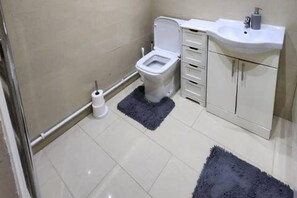 Shower, towels - Comfy 3-bed House - Sleeps 6 & Free Parking (Tilbury)
