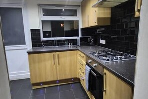 Lemari es, microwave, oven, dan kompor