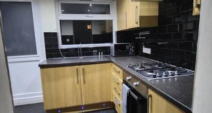 Comfy 3-bed House - Sleeps 6 & Free Parking