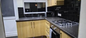 Comfy 3-bed House - Sleeps 6 & Free Parking