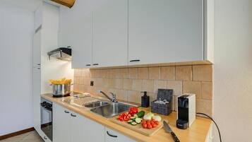 Kühlschrank, Ofen, Herdplatte, Wasserkocher mit Kaffee-/Teezubehör