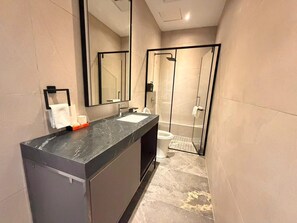 Suite Eksekutif | Kamar mandi | Shower, perlengkapan mandi gratis, pengering rambut, dan handuk