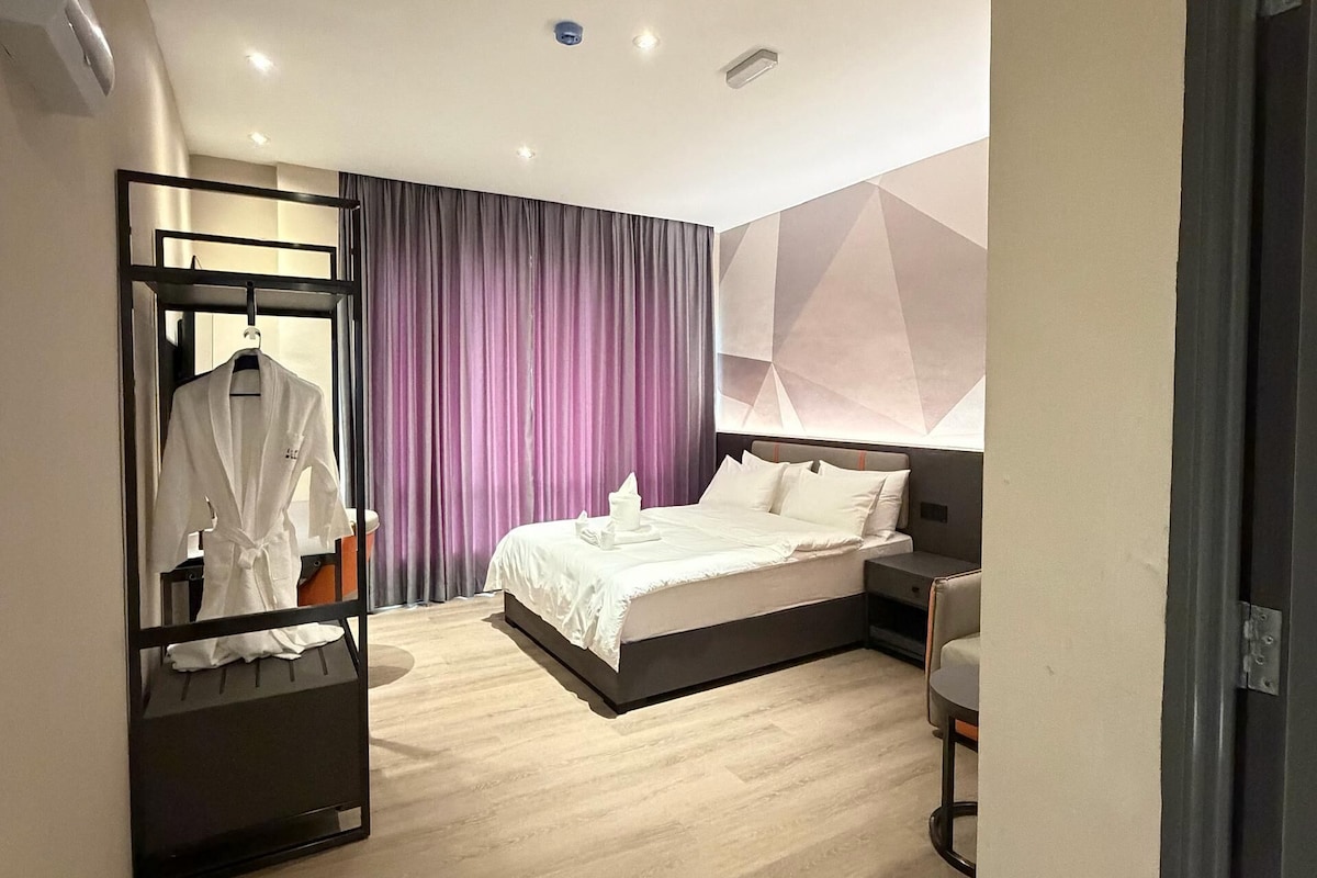 Triple Room | Desk, laptop workspace, WiFi (free)
