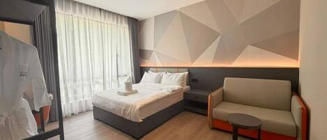 ห้องทริปเปิล | โต๊ะทำงาน, พื้นที่ทำงานแบบใช้แล็ปท็อป, Wi-Fi ฟรี