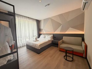 Kamar Triple | Meja kerja, ruang kerja ramah laptop, dan Wi-Fi gratis