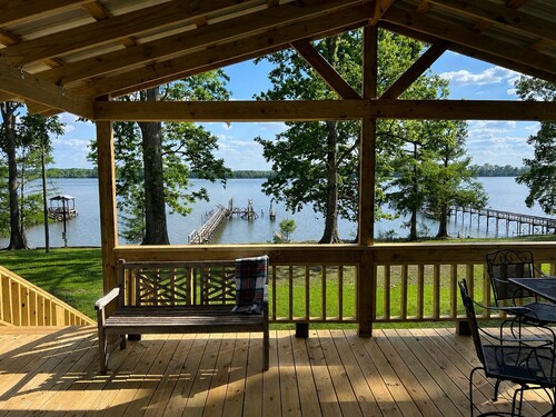 Eagle Lake Hideaway 
Beautiful 3 bedroom Lakefront home
Peaceful Private lot