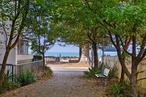 Terrace/patio - Coastal Breeze—Laid-Back Living on the Esplanade (Victor Harbor)