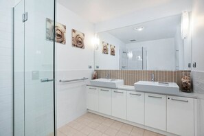 Hair dryer, towels - Coastal Breeze—Laid-Back Living on the Esplanade (Victor Harbor)