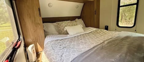 WiFi, bed sheets