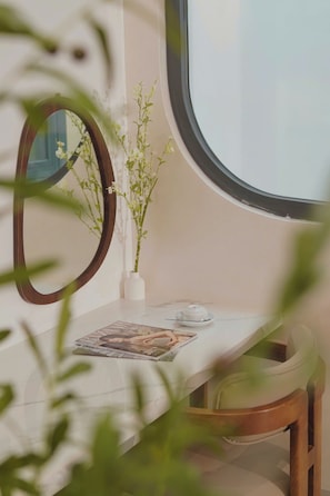 Quarto quádruplo luxo | Frigobar, escrivaninha, espaço de trabalho para notebook