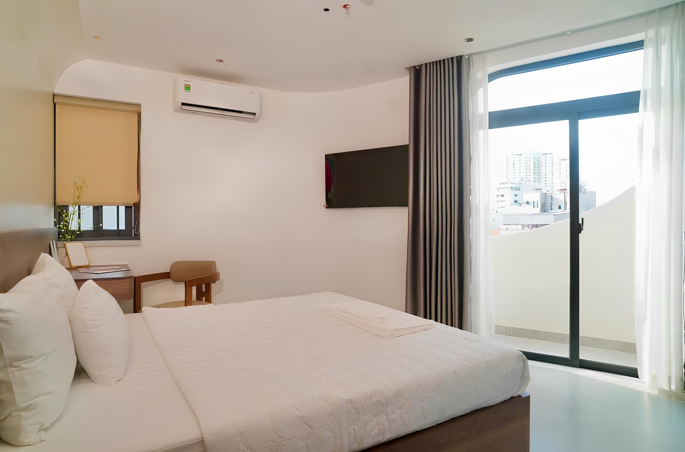 Deluxe Room, Balcony, City View | Balcony