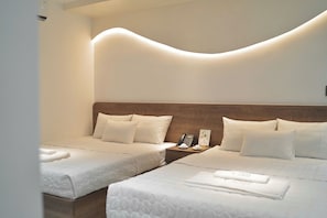 Quarto quádruplo luxo | Frigobar, escrivaninha, espaço de trabalho para notebook