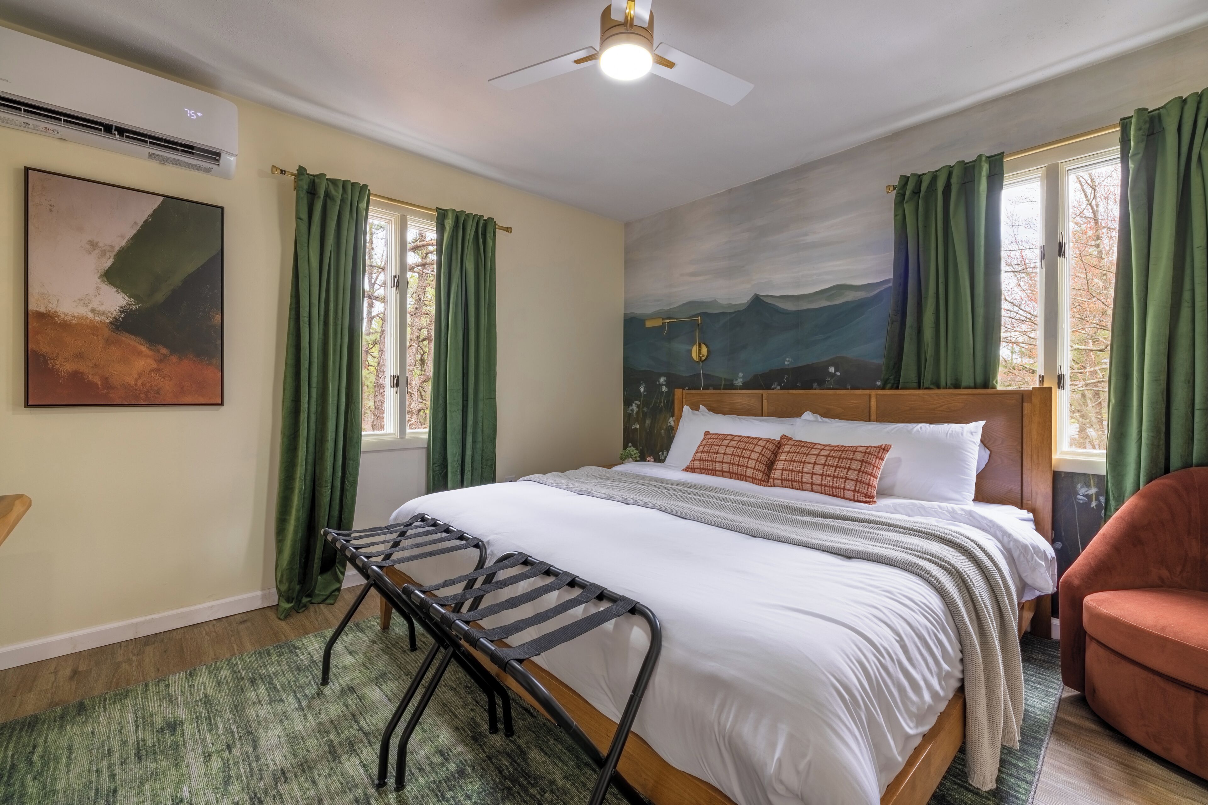 Iron/ironing board, WiFi, bed sheets