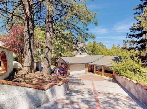 Spacious 4BR Cabin in Running Springs • AC • Mountain Escape”