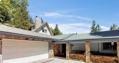 Spacious 4BR Cabin in Running Springs • AC • Mountain Escape”