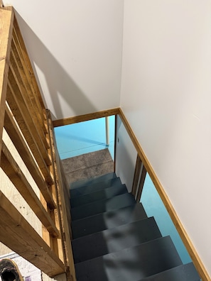 Eine Holztreppe mit Blick auf einen blauen Himmel.