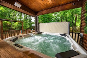 Outdoor spa tub - Camp Broken Bow - Pickleball, Arcade & Hot Tub · Private Resort for Groups (Broken Bow)