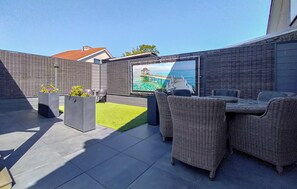 Outdoor dining - Amazing home in Stavenisse with swimming pool (Stavenisse)