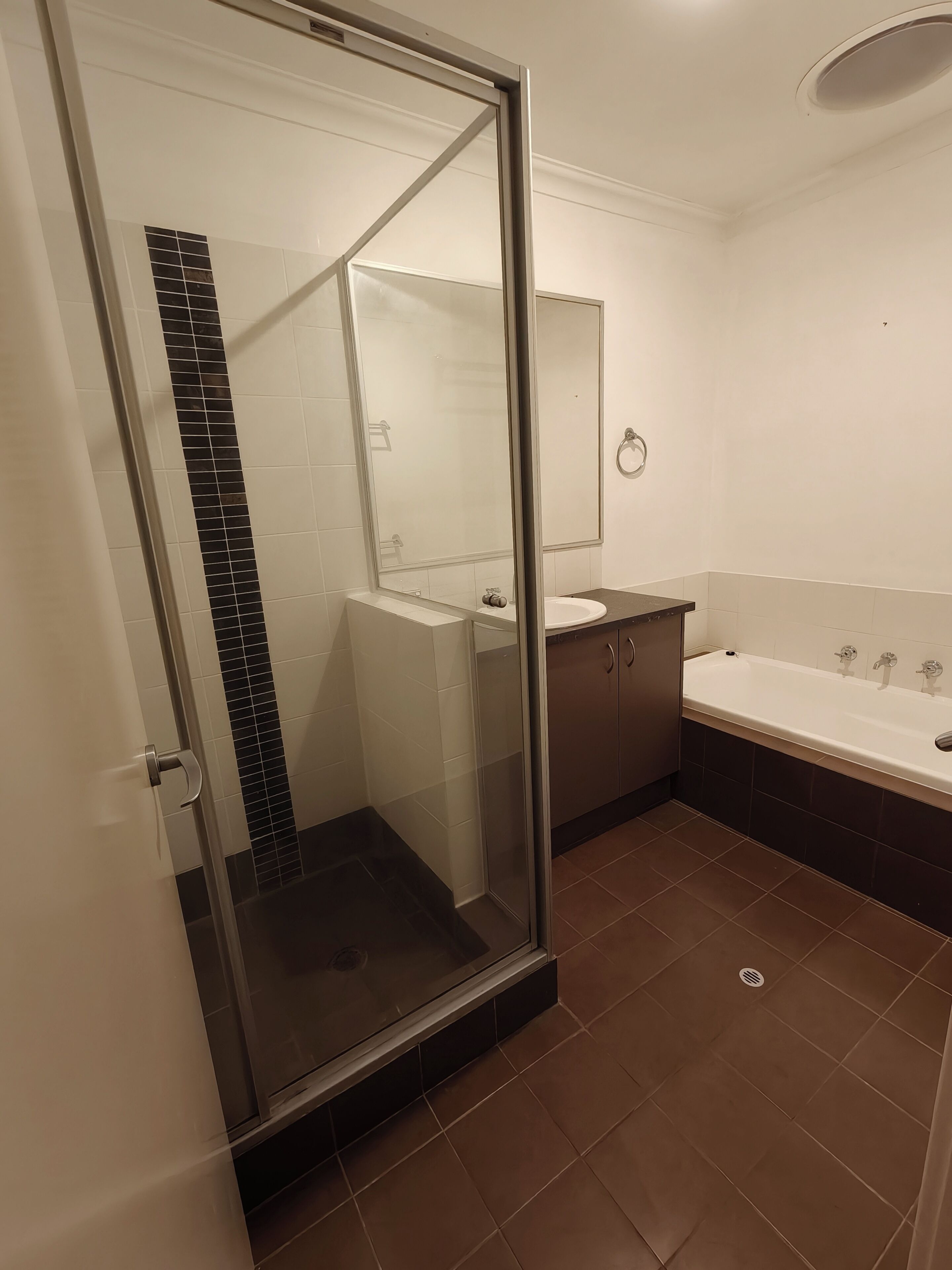 Douche, serviettes fournies, savon, papier toilette