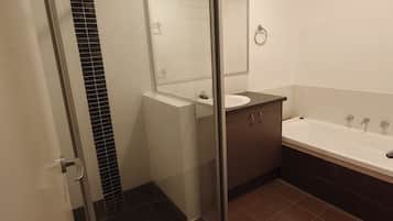 Douche, serviettes fournies, savon, papier toilette
