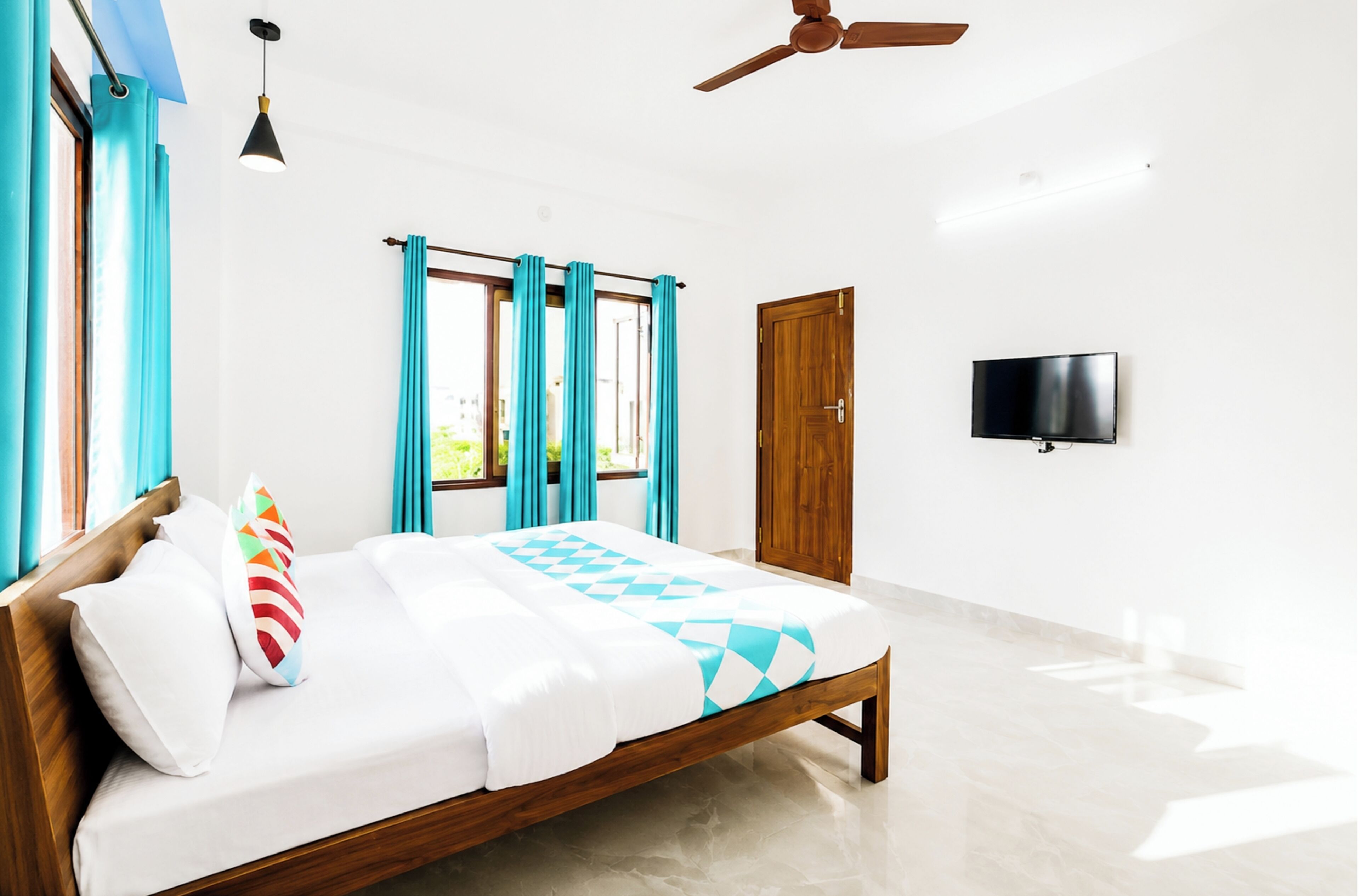 Hypo-allergenic bedding, desk, soundproofing, free WiFi