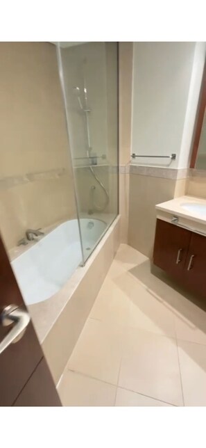 Luxury-Apartment, Balkon, Stadtblick | Badezimmer