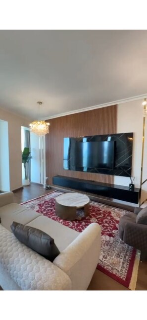Luxury-Apartment, Balkon, Stadtblick | Wohnbereich
