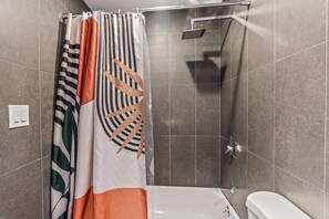 Sèche-cheveux, serviettes fournies, savon, papier toilette