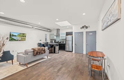 SPACIOUS 2BR 2BATH Bi-Level Near STADIUMS, Fishtown NoLibs & Center city.