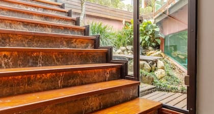 Oasis Mansion: 5 Spacious Suites and Exclusive Beach Access
