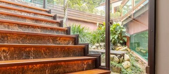 Oasis Mansion: 5 Spacious Suites and Exclusive Beach Access